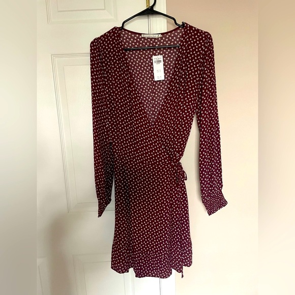 NWT Abercrombie and Fitch Burgundy Floral Wrap Dress - Picture 2 of 6